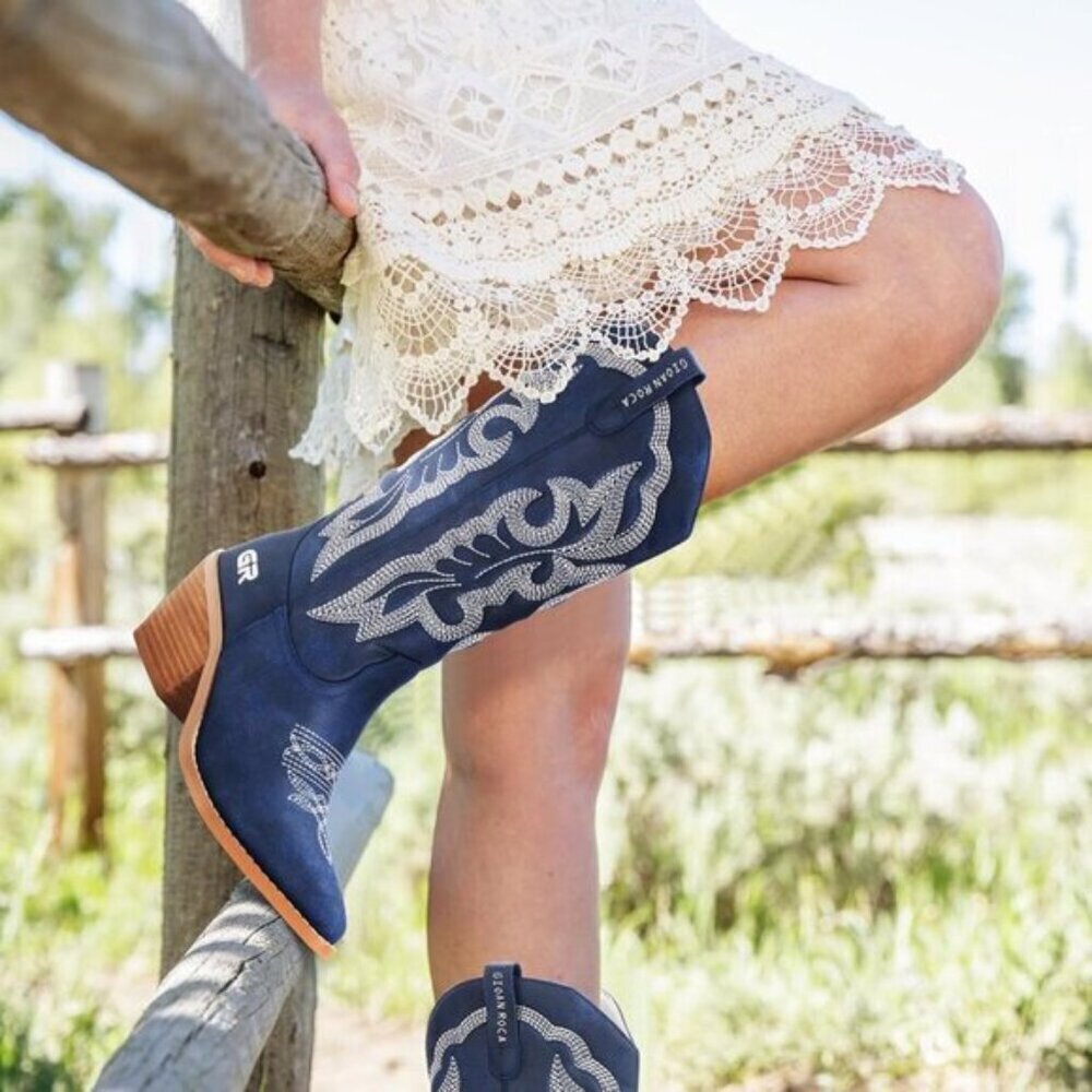 ⭐ Women's Embroidered Cowboy Boots - Retro Western Pointed Toe Chunky Heel - Picture 4 of 5